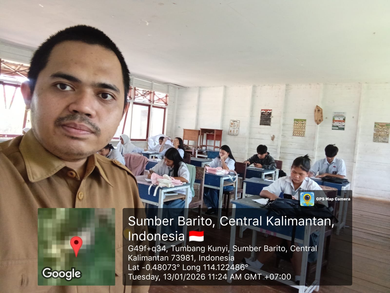 foto guru mengajar dikelas (1)