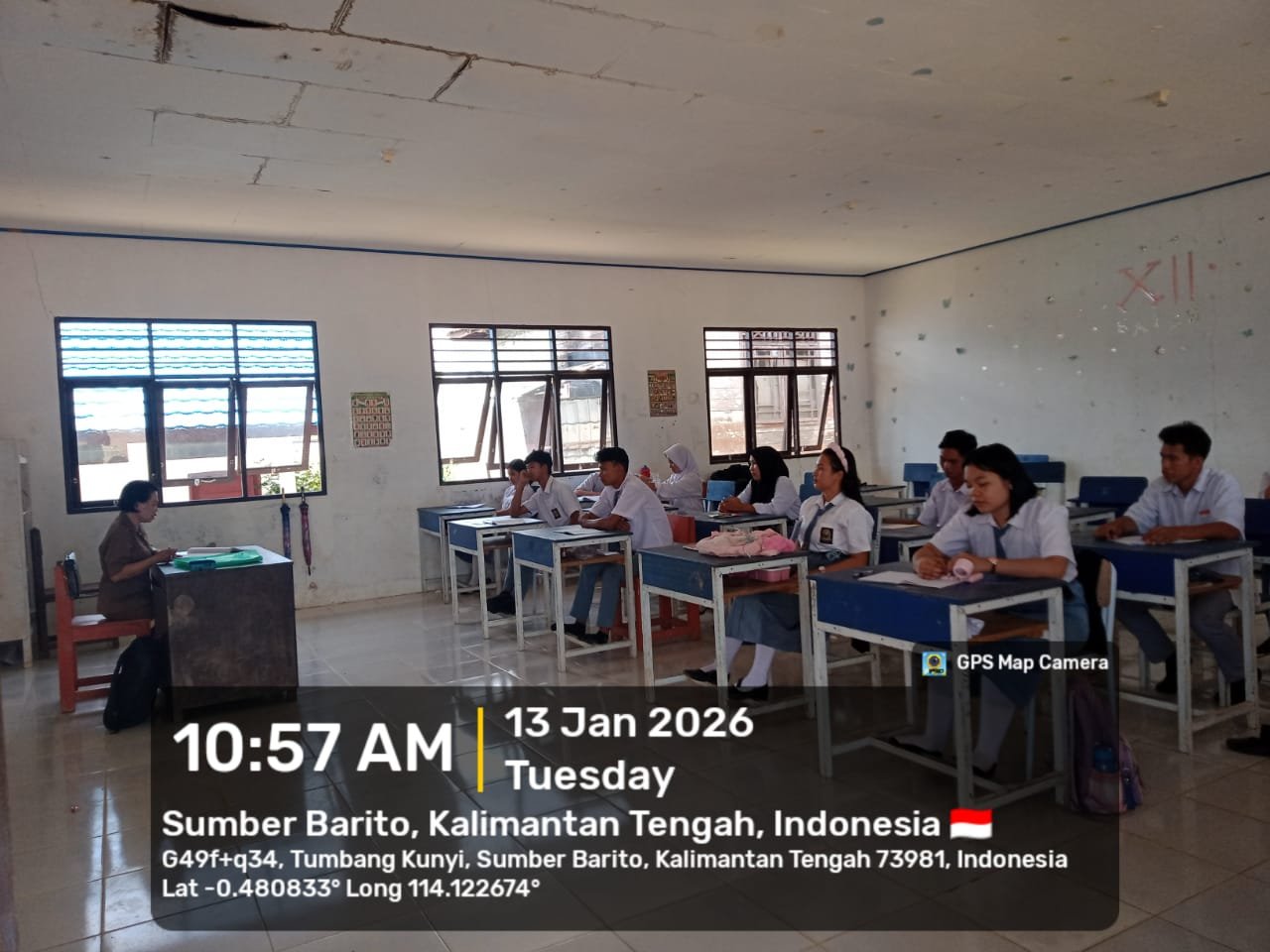 foto guru mengajar dikelas (5)