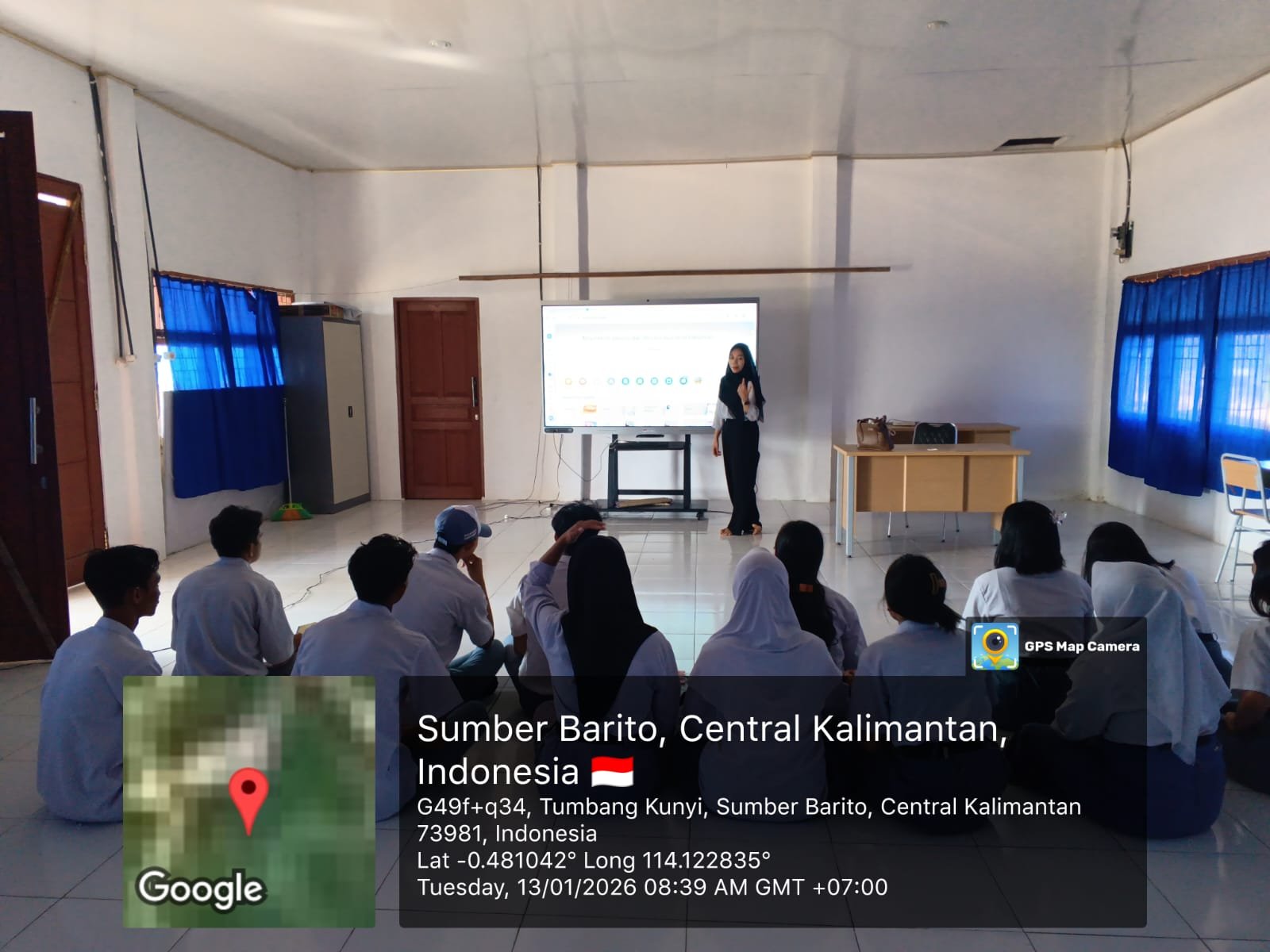 foto guru mengajar dikelas (4)