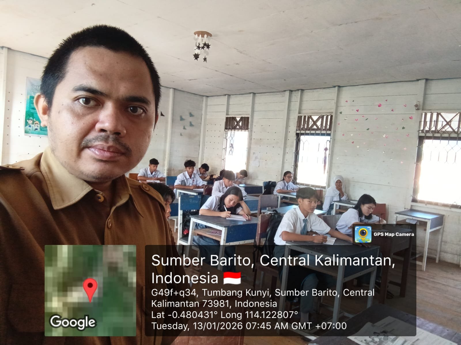 foto guru mengajar dikelas (2)