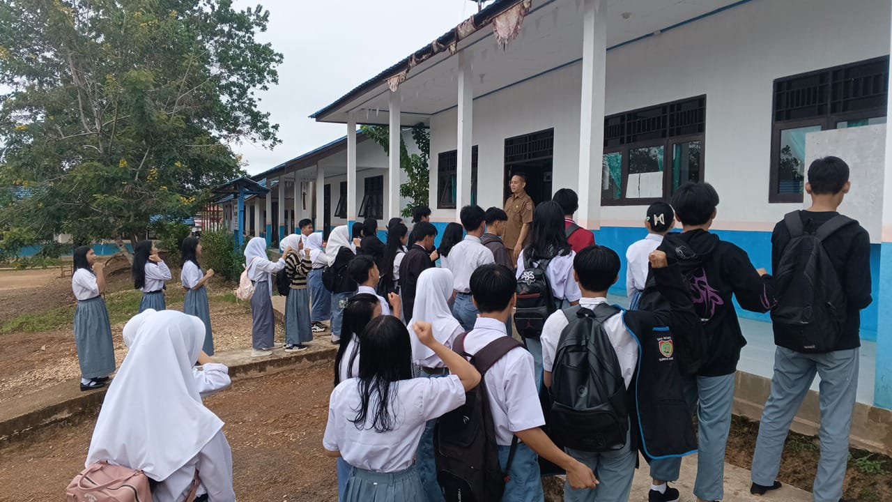 penyuluhan dari kepala sekolah sebelum memulai awal masuk hari pertama semester baru