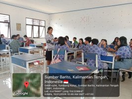 foto guru mengajar dikelas (7)