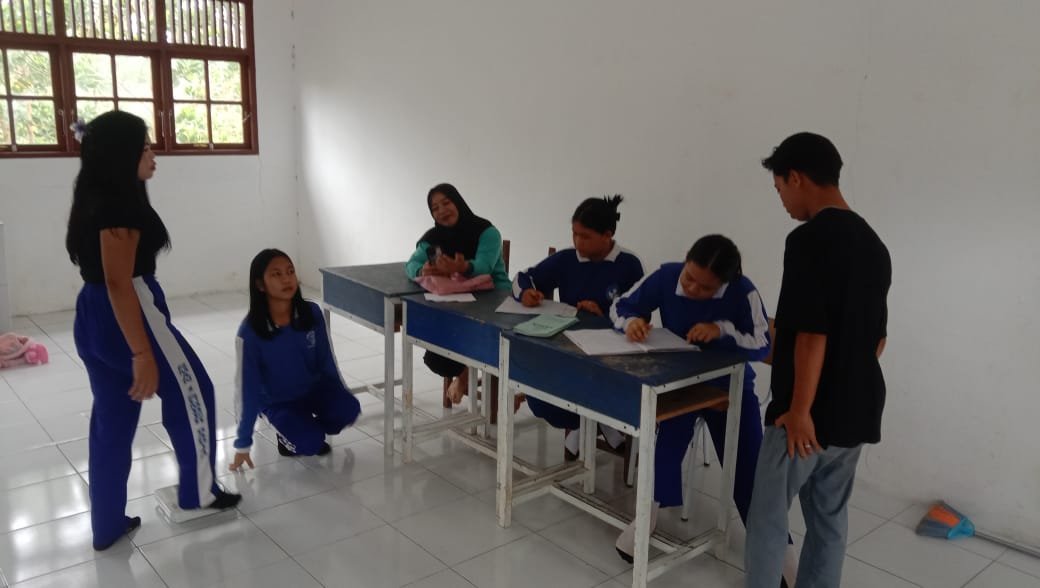 Kegiatan Posyandu Remaja dari Puskesmas Tumbang Kunyi di SMAN 1 Sumber Barito