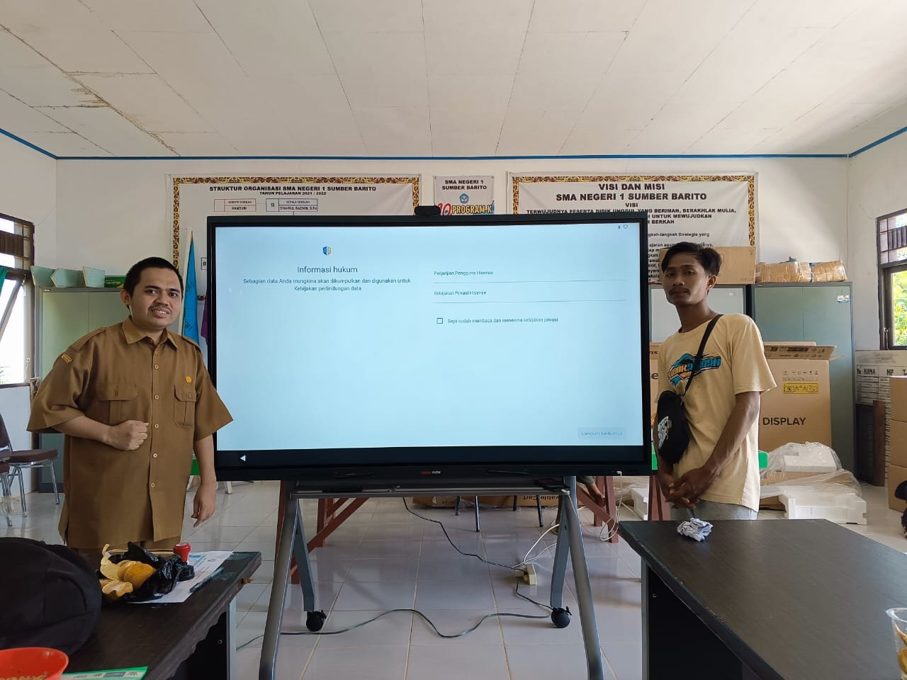 SMAN 1 Sumber Barito Terima Bantuan TV Digital dari Presiden RI, Tim Lakukan Perakitan dan Sosialisasi Penggunaan