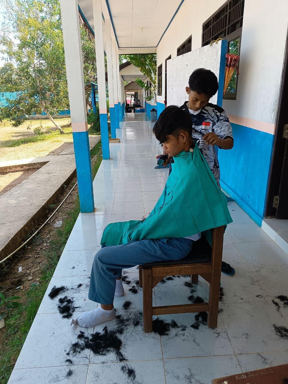 Pembinaan Disiplin yang Humanis: Potong Rambut Siswa Jadi Ajang Pengembangan Bakat di SMAN 1 Sumber Barito